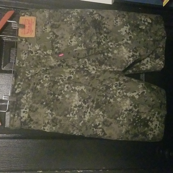 Men's Levi Baggy shorts,; Camouflage Green; Size W34 L12 - Picture 7 of 9